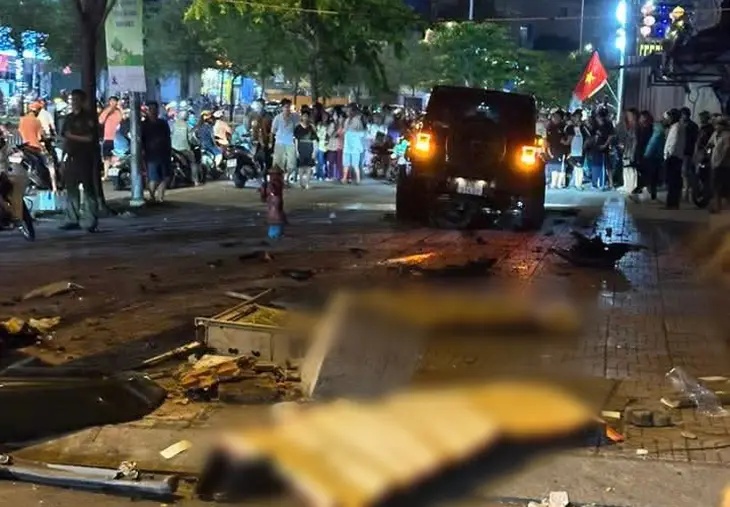 Xót xa hình ảnh người đàn ông ngã khuỵu bên thi thể vợ và mẹ sau vụ tai nạn ở TPHCM: Người dân nói gì?- Ảnh 4.