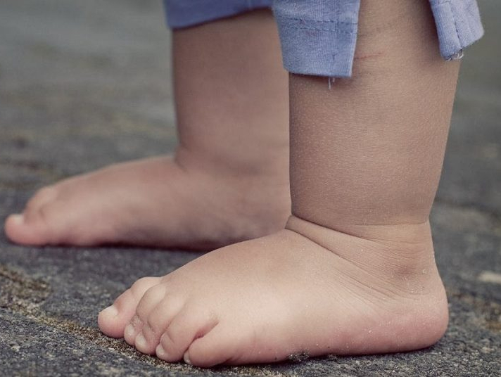 Đưa con đi khám “bàn chân bẹt”, mẹ Hà Nội mua một món đồ bạc triệu khiến hội bỉm sữa tranh cãi không hồi kết- Ảnh 1.