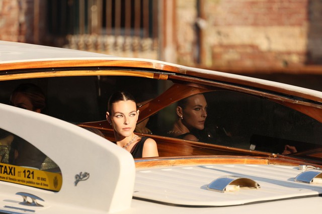 Tất tần tật bên trong 