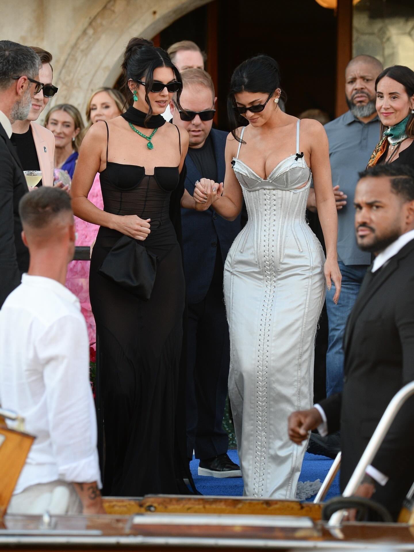 Tiệc chính đám cưới tỷ phú: Kylie Jenner ngồi không cũng bị chỉ trích- Ảnh 1.