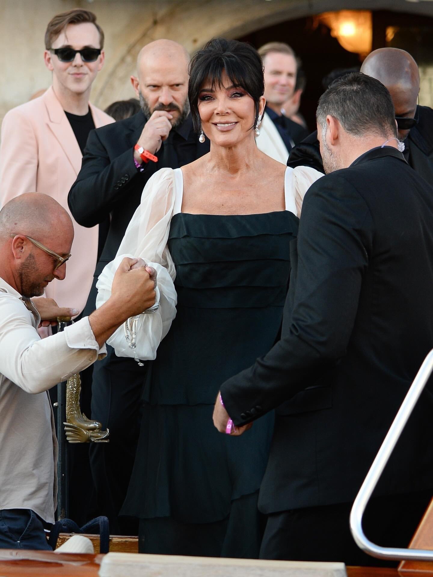 Tiệc chính đám cưới tỷ phú: Kylie Jenner ngồi không cũng bị chỉ trích- Ảnh 7.