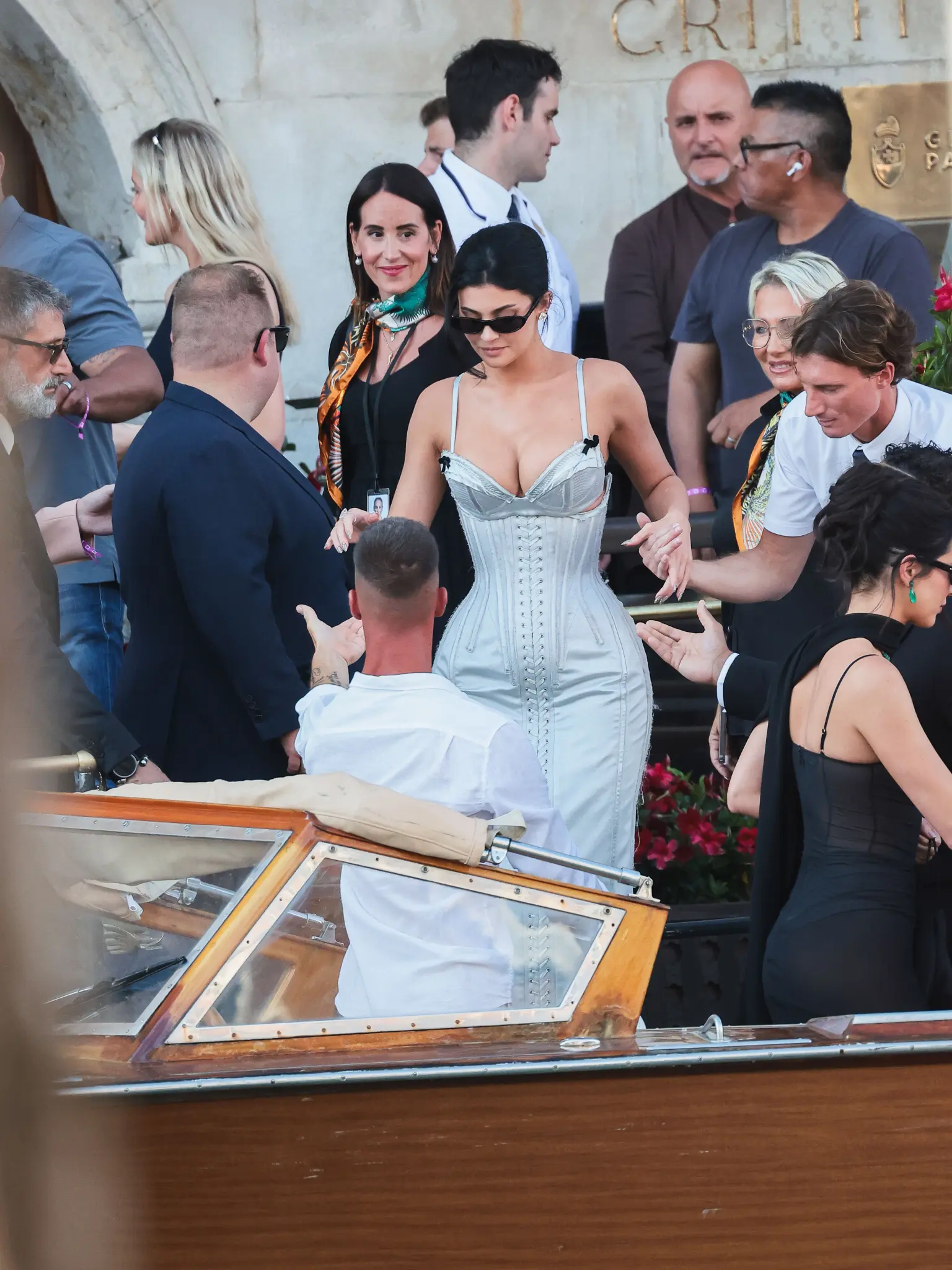 Tiệc chính đám cưới tỷ phú: Kylie Jenner ngồi không cũng bị chỉ trích- Ảnh 2.