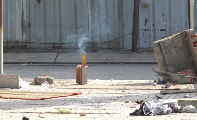 Cận cảnh hiện trường vụ ô tô tông loạt xe máy, làm 2 mẹ con tử vong ở TP.HCM: Mảnh vỡ vương vãi, người dân thắp hương tưởng nhớ nạn nhân xấu số- Ảnh 7.