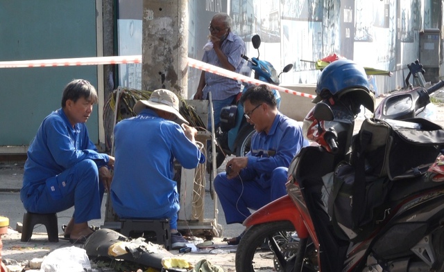 Cận cảnh hiện trường vụ ô tô tông loạt xe máy, làm 2 mẹ con tử vong ở TP.HCM: Mảnh vỡ vương vãi, người dân thắp hương tưởng nhớ nạn nhân xấu số- Ảnh 8.