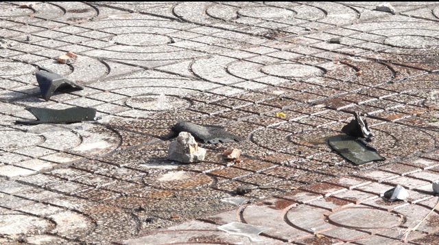 Cận cảnh hiện trường vụ ô tô tông loạt xe máy, làm 2 mẹ con tử vong ở TP.HCM: Mảnh vỡ vương vãi, người dân thắp hương tưởng nhớ nạn nhân xấu số- Ảnh 6.