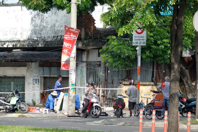 Cận cảnh hiện trường vụ ô tô tông loạt xe máy, làm 2 mẹ con tử vong ở TP.HCM: Mảnh vỡ vương vãi, người dân thắp hương tưởng nhớ nạn nhân xấu số- Ảnh 2.