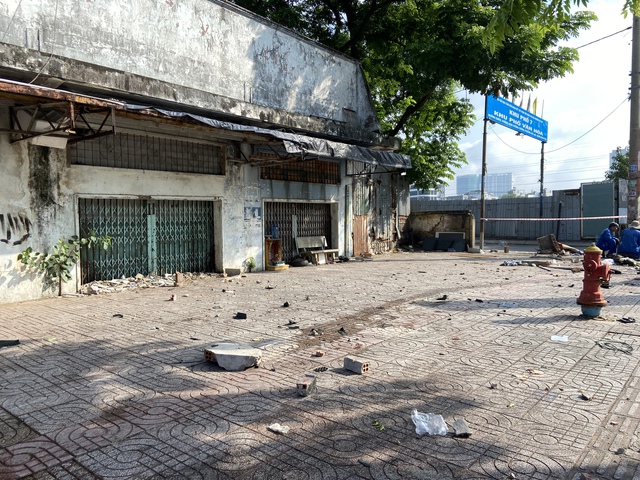 Cận cảnh hiện trường vụ ô tô tông loạt xe máy, làm 2 mẹ con tử vong ở TP.HCM: Mảnh vỡ vương vãi, người dân thắp hương tưởng nhớ nạn nhân xấu số- Ảnh 1.