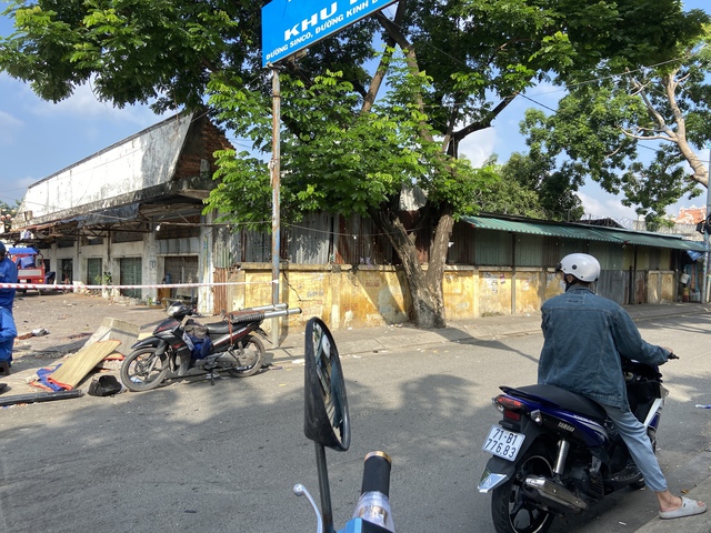 Cận cảnh hiện trường vụ ô tô tông loạt xe máy, làm 2 mẹ con tử vong ở TP.HCM: Mảnh vỡ vương vãi, người dân thắp hương tưởng nhớ nạn nhân xấu số- Ảnh 9.