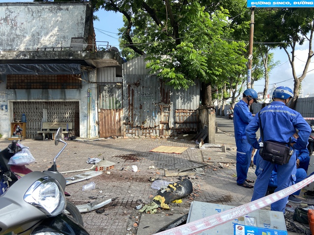 Cận cảnh hiện trường vụ ô tô tông loạt xe máy, làm 2 mẹ con tử vong ở TP.HCM: Mảnh vỡ vương vãi, người dân thắp hương tưởng nhớ nạn nhân xấu số- Ảnh 5.