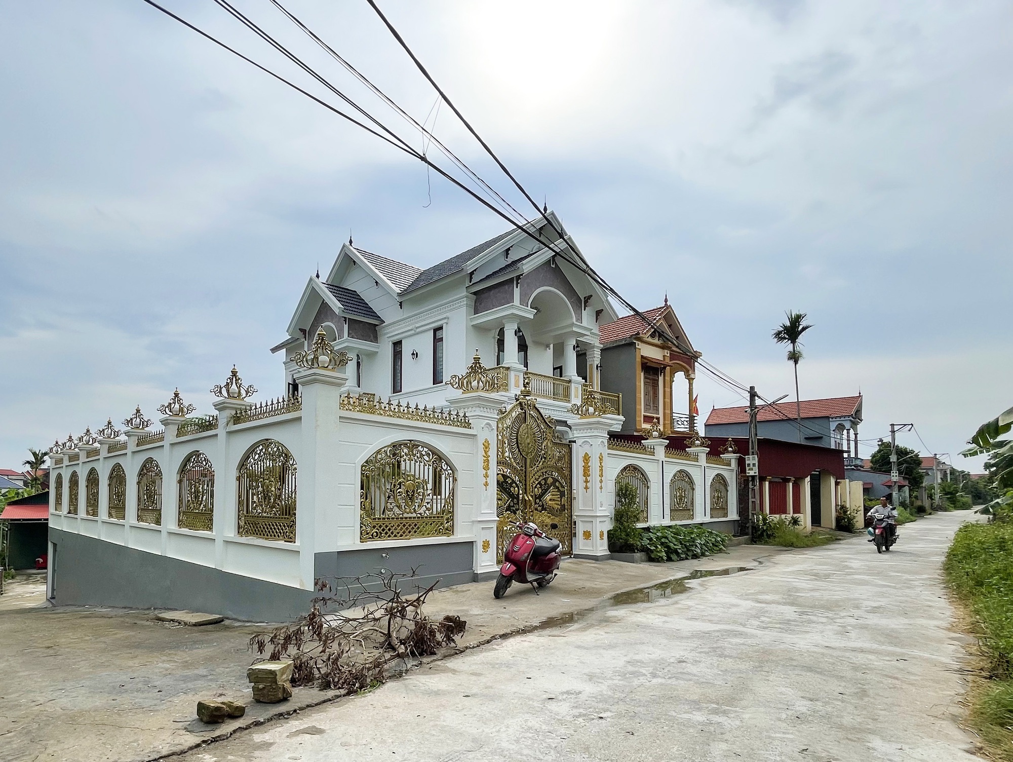 Cận cảnh biệt thự ở Bắc Ninh của đối tượng cầm đầu nhóm lửa đảo xuyên quốc gia, chiếm đoạt hơn 2.000 tỷ đồng- Ảnh 4.