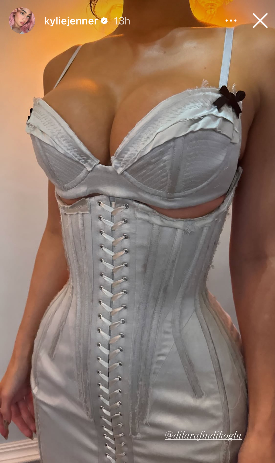 Tiệc chính đám cưới tỷ phú: Kylie Jenner ngồi không cũng bị chỉ trích- Ảnh 4.