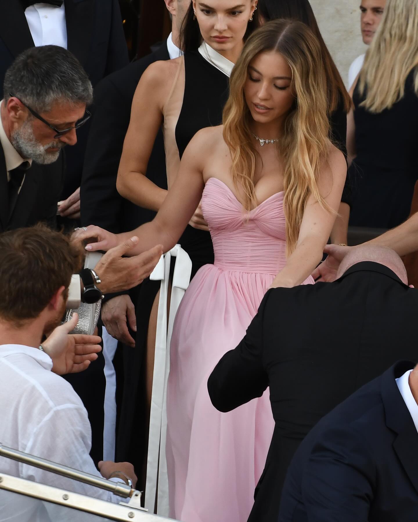 Tiệc chính đám cưới tỷ phú: Kylie Jenner ngồi không cũng bị chỉ trích- Ảnh 9.