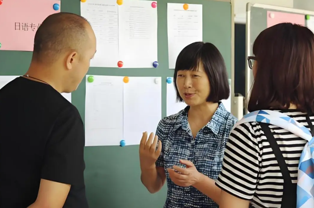 Con gái bị bạn nam cùng lớp giật dây áo, phản ứng của người mẹ khiến con cảm thấy được bảo vệ suốt cuộc đời!- Ảnh 1. Con gái bị bạn nam cùng lớp giật dây áo, phản ứng của người mẹ khiến con cảm thấy được bảo vệ suốt cuộc đời!- Ảnh 1.