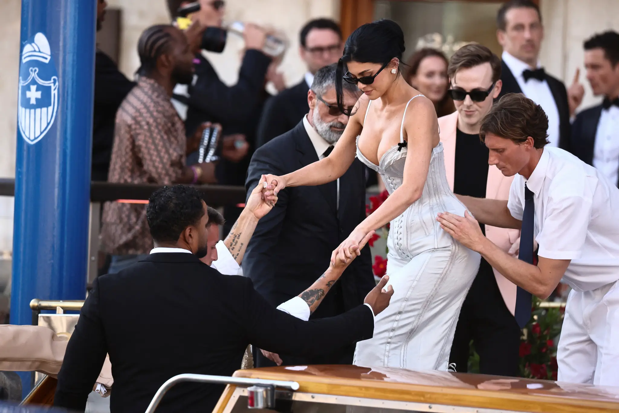 Tiệc chính đám cưới tỷ phú: Kylie Jenner ngồi không cũng bị chỉ trích- Ảnh 3.