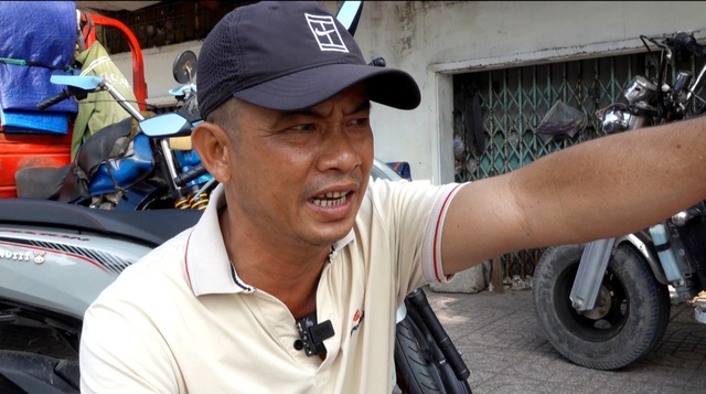 Cận cảnh hiện trường vụ ô tô tông loạt xe máy, làm 2 mẹ con tử vong ở TP.HCM: Mảnh vỡ vương vãi, người dân thắp hương tưởng nhớ nạn nhân xấu số- Ảnh 4.