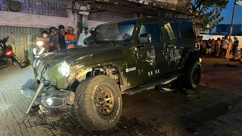 Xót xa hình ảnh người đàn ông ngã khuỵu bên thi thể vợ và mẹ sau vụ tai nạn ở TPHCM: Người dân nói gì?- Ảnh 1.