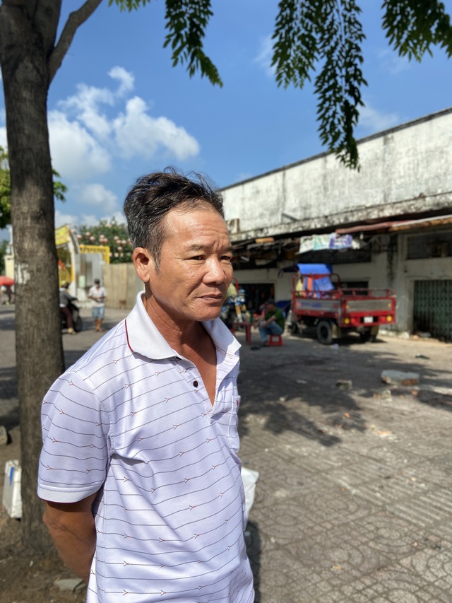 Cận cảnh hiện trường vụ ô tô tông loạt xe máy, làm 2 mẹ con tử vong ở TP.HCM: Mảnh vỡ vương vãi, người dân thắp hương tưởng nhớ nạn nhân xấu số- Ảnh 3.