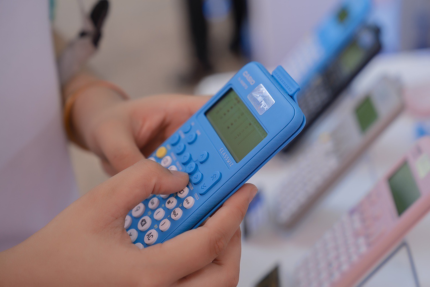 Casio fx-880BTG được phép mang vào phòng thi kỳ thi THPT Quốc gia- Ảnh 2. Casio fx-880BTG được phép mang vào phòng thi kỳ thi THPT Quốc gia- Ảnh 2.