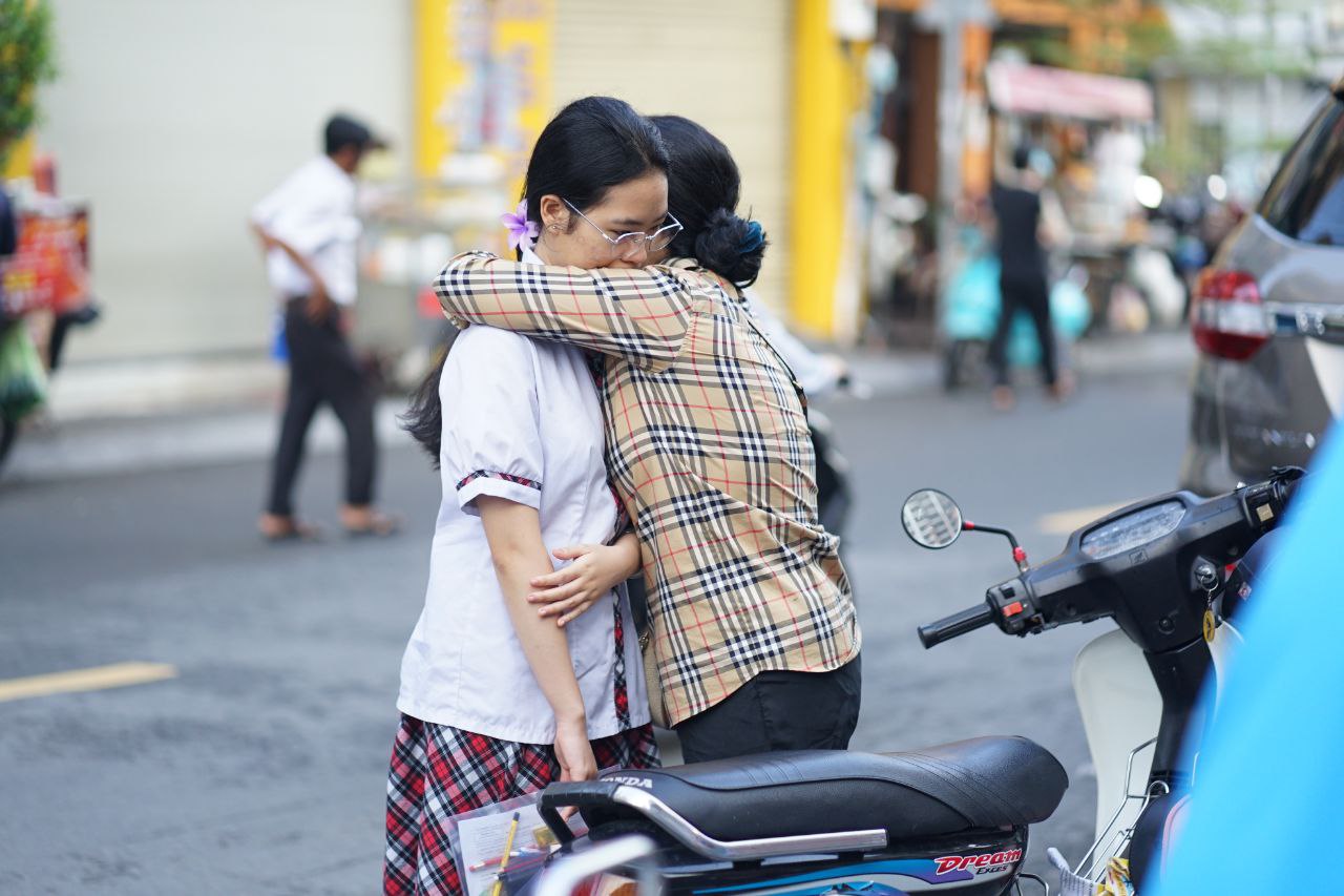 Thi xong, nữ sinh 2k7 dầm mưa về nhà rồi khóc nức nở với mẹ: 