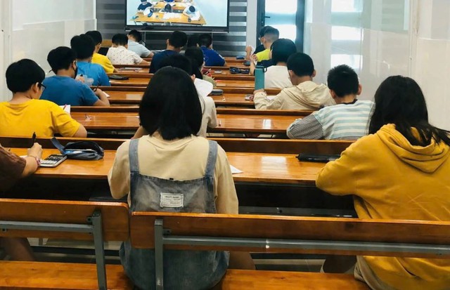 Phụ huynh nói: Tôi ủng hộ quan điểm của Bộ trưởng GD-ĐT, giữa giáo viên chính khoá và học sinh không nên có điều này!- Ảnh 1.