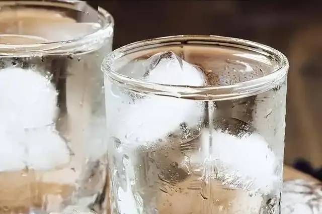 Nếu cứ uống nước như thế này, mạch máu của bạn sẽ bị hủy hoại: Có 3 điều không nên làm khi uống nước- Ảnh 4.