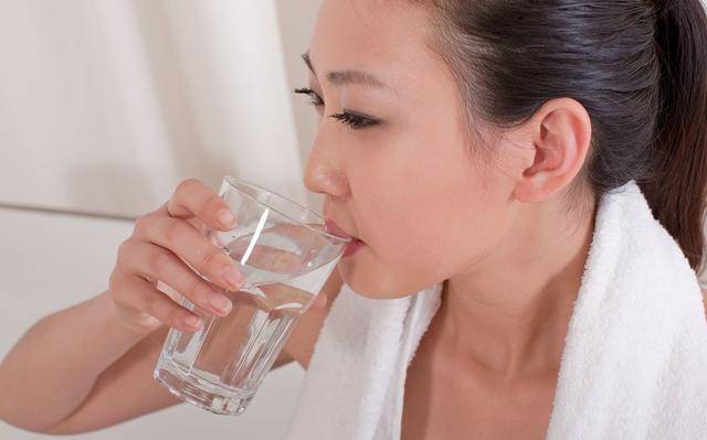Nếu cứ uống nước như thế này, mạch máu của bạn sẽ bị hủy hoại: Có 3 điều không nên làm khi uống nước- Ảnh 1.