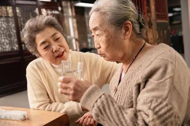 Nếu cứ uống nước như thế này, mạch máu của bạn sẽ bị hủy hoại: Có 3 điều không nên làm khi uống nước- Ảnh 2.