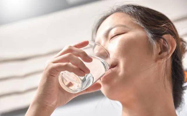 Nếu cứ uống nước như thế này, mạch máu của bạn sẽ bị hủy hoại: Có 3 điều không nên làm khi uống nước- Ảnh 5.