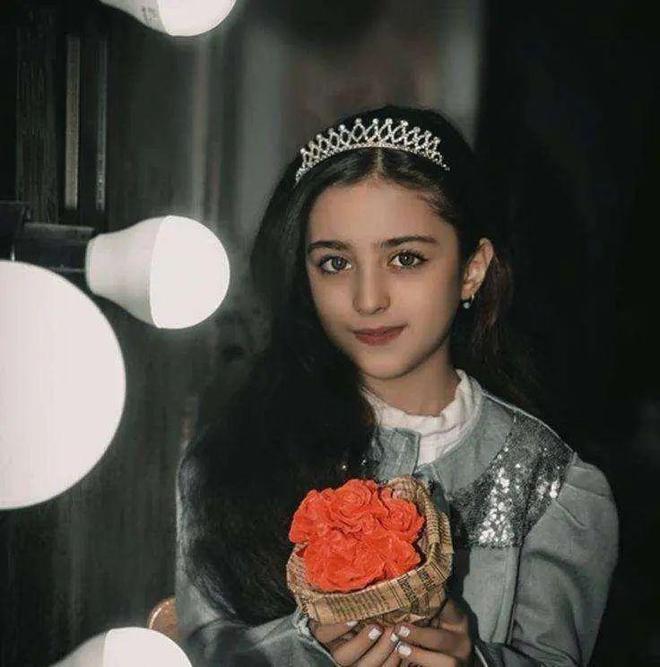 Cuộc sống hiện tại của bé gái 8 tuổi xinh đẹp đến nỗi cha bỏ việc làm vệ sĩ riêng: Không ai có thể ngờ!- Ảnh 4. Cuộc sống hiện tại của bé gái 8 tuổi xinh đẹp đến nỗi cha bỏ việc làm vệ sĩ riêng: Không ai có thể ngờ!- Ảnh 4.