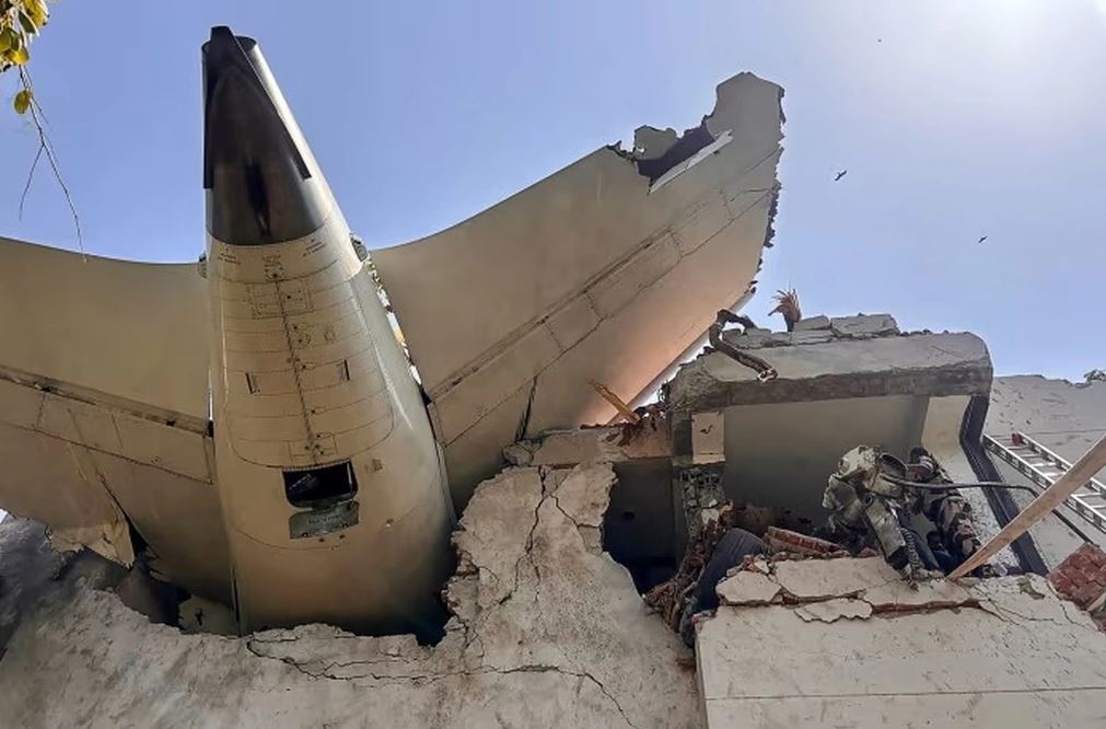 Kiến thức Vật Lý lớp 10 này sẽ khiến bạn hiểu ra điều không tưởng: Vì sao chim có thể đâm thủng cả máy bay!- Ảnh 1. Kiến thức Vật Lý lớp 10 này sẽ khiến bạn hiểu ra điều không tưởng: Vì sao chim có thể đâm thủng cả máy bay!- Ảnh 1.