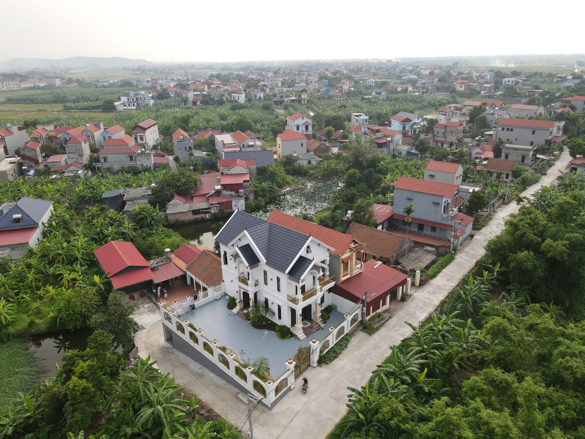 Cận cảnh biệt thự ở Bắc Ninh của đối tượng cầm đầu nhóm lửa đảo xuyên quốc gia, chiếm đoạt hơn 2.000 tỷ đồng- Ảnh 3.