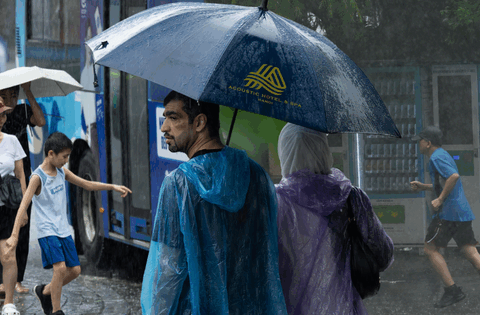 Hà Nội sáng nay sấm chớp đì đùng, người dân vất vả di chuyển dưới cơn mưa như trút