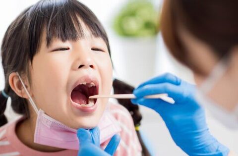 Cứ tưởng chỉ là đau họng, ai ngờ con suýt nhập viện vì điều mà rất nhiều bố mẹ đang chủ quan mỗi ngày