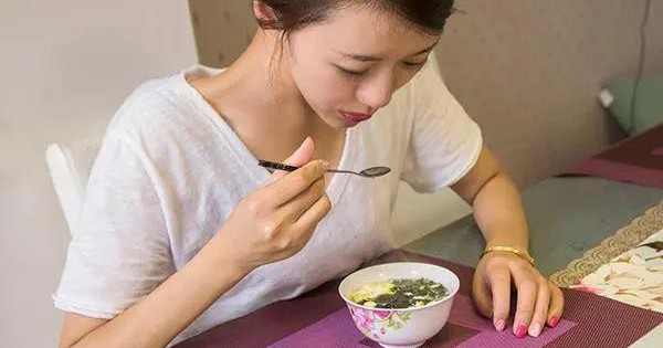 Nhìn vào việc ăn uống có thể biết mình sống được bao lâu: Người có tuổi thọ cao thường có 5 điểm này khi ăn