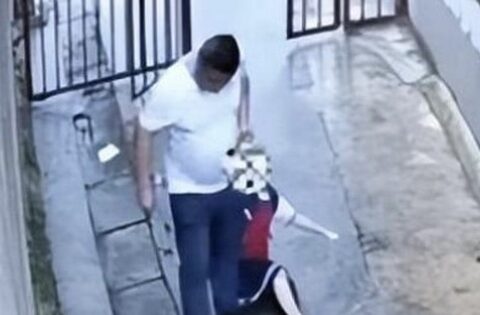 Người đàn ông bắt cóc, kéo lê bé gái dưới mưa nhưng chỉ bị giam giữ 15 ngày: Lý do gây phẫn nộ!