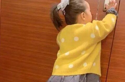 Nghe tiếng động lạ phát ra từ phòng cha mẹ, cô bé 5 tuổi tò mò đẩy cửa vào: Phụ huynh ngượng ngùng, xấu hổ