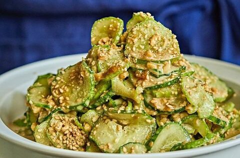 Dưa chuột đem thái mỏng rồi trộn cùng nguyên liệu này, cực ngon lại giúp chống nắng và làm đẹp da mịn màng