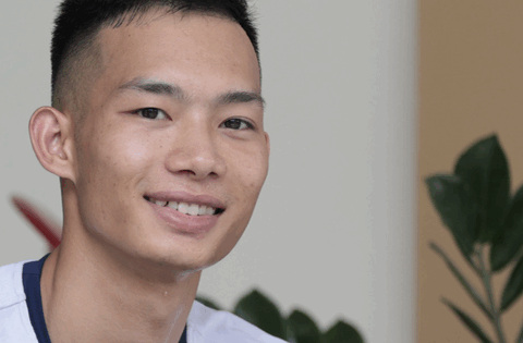 “Người hùng” cứu cháu bé thoát chết ngay trước đường ray: “Mẹ xem clip xong thì ôm lấy tôi”