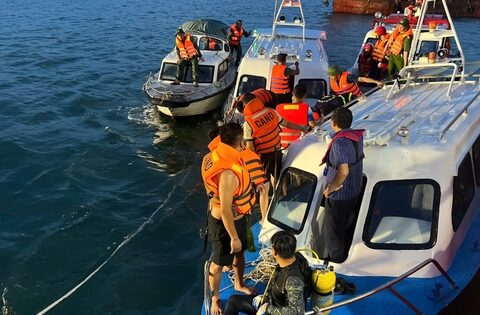 Vụ lật tàu Vịnh Hạ Long: Bé trai thoát chết thần kỳ sau 4 giờ mắc kẹt trong khoang kín