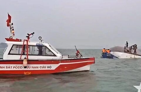 Vụ lật tàu tại Quảng Ninh: Thủ tướng yêu cầu khẩn trương tìm kiếm cứu nạn, khắc phục hậu quả