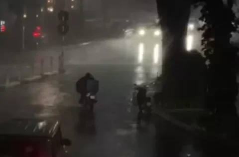 Vì sao bão chưa vào, miền Bắc đã hứng mưa dông dữ dội?