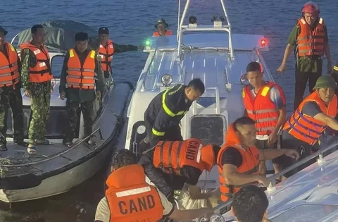 Vụ lật tàu ở Hạ Long: Thợ lặn phát hiện thi thể bên trong thân tàu