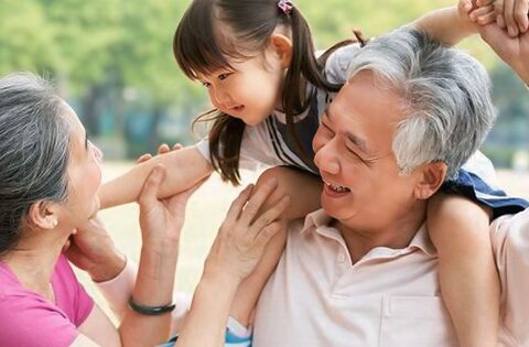 Bà nội hỏi “ở nhà mẹ có hay ăn hiếp bố không”, đứa trẻ trả lời 1 câu quá thông minh