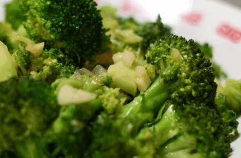 Nghiên cứu 1.500 cụ bà: Xào bông cải xanh với 1 thứ giúp hiệu quả ngăn ngừa bệnh tim mạch tăng rõ rệt
