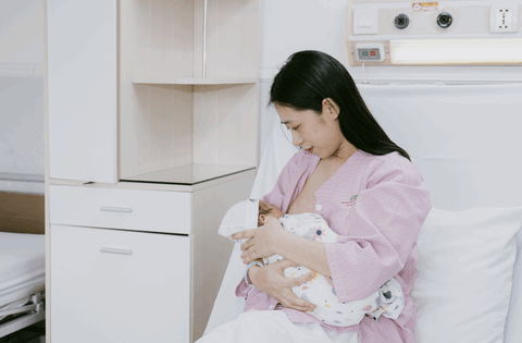 Khi mẹ mắc bệnh có nên tiếp tục cho con bú sữa?