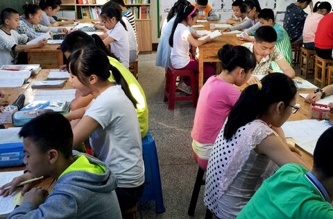 Đăng ảnh lớp học của con kèm chú thích “chán không buồn nói”, bà mẹ nhận về nhiều luồng tranh luận