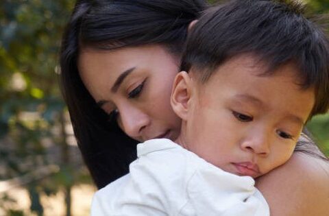 Nếu người mẹ vừa kiếm tiền, vừa nấu ăn, vừa tự xoay xở mọi việc, con dễ xuất hiện biểu hiện tiêu cực này!