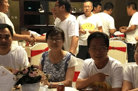 Họp lớp 20 năm, lúc chia tiền, lớp trưởng tặng 1 “món quà” khiến tôi lập tức đứng dậy ra về, không quay đầu lại