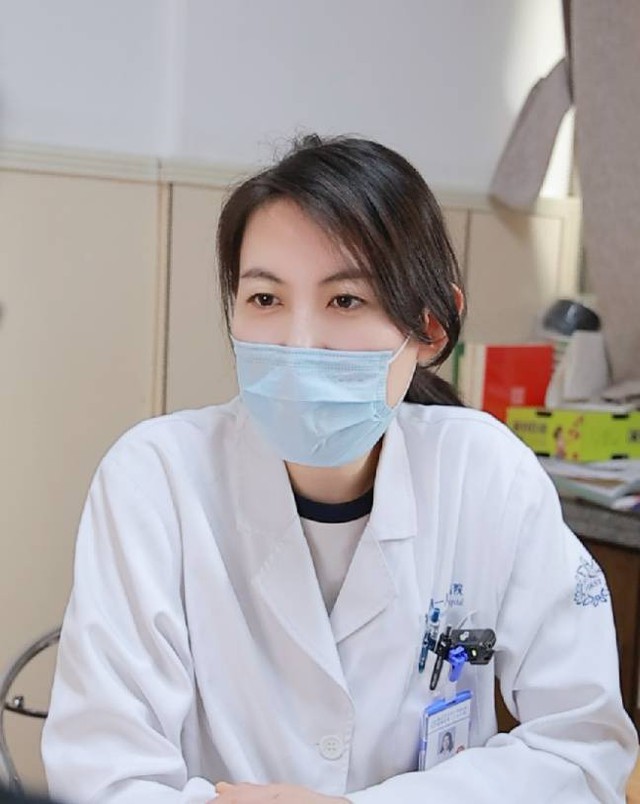 Người phụ nữ 56 tuổi chi tiền triệu cho miếng dán 