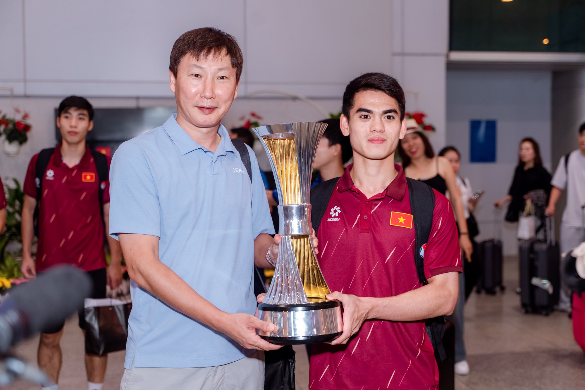 Nóng: U23 Việt Nam đã mang cúp vô địch về TP.HCM, hotboy Đình Bắc khiến fan xót xa với vết thương trên cổ- Ảnh 4. Nóng: U23 Việt Nam đã mang cúp vô địch về TP.HCM, hotboy Đình Bắc khiến fan xót xa với vết thương trên cổ- Ảnh 4.